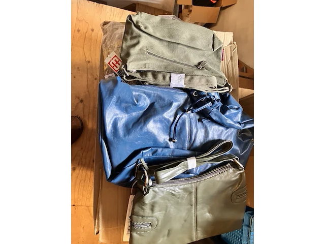 Doos met 11 haarbanden en 9 tassen assorti, retour uit verkoop - afbeelding 11 van  11