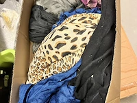 Doos met 35 shawls retour uit verkoop - afbeelding 1 van  9