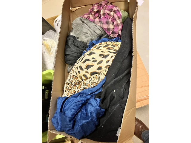Doos met 35 shawls retour uit verkoop - afbeelding 6 van  9