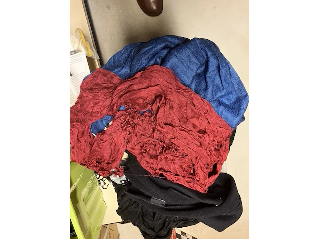 Doos met 35 shawls retour uit verkoop - afbeelding 9 van  9