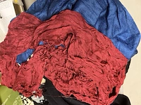 Doos met 35 shawls retour uit verkoop - afbeelding 9 van  9