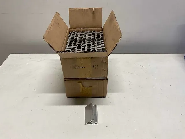 Doos met 50 eindklemmen t.b.v. zonnepanelen (2x) - afbeelding 1 van  3