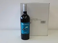 Doos met 6 flessen merlot bla bla bla. 75 cl. jaartal 2018. alc. 13,5%. vin de pays dóc languedoc frankrijk...