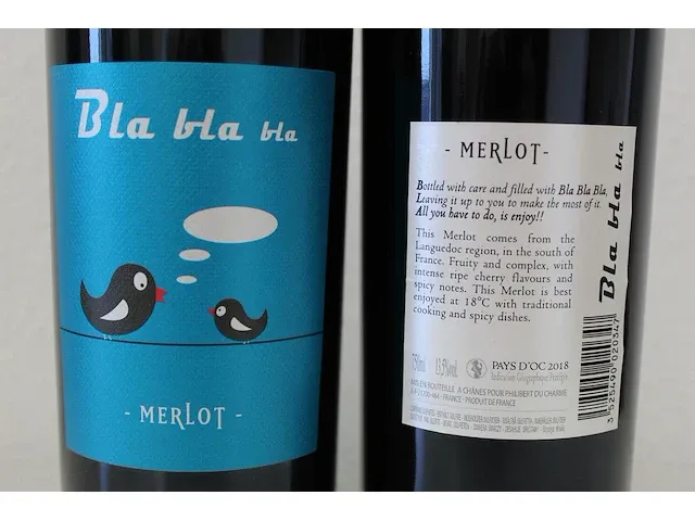 Doos met 6 flessen merlot bla bla bla. 75 cl. jaartal 2018. alc. 13,5%. vin de pays dóc languedoc frankrijk... - afbeelding 2 van  2