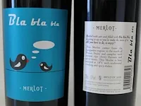 Doos met 6 flessen merlot bla bla bla. 75 cl. jaartal 2018. alc. 13,5%. vin de pays dóc languedoc frankrijk... - afbeelding 2 van  2