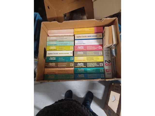 Doos met boeken uit inboedel van alles wat aantal 45 stuks. - afbeelding 2 van  5