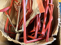 Doos met ca 30 prijskaartramen en accessoires