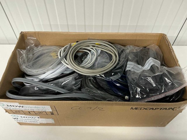 Doos met diverse nibp kabels - afbeelding 1 van  3