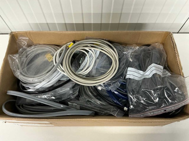 Doos met diverse nibp kabels - afbeelding 2 van  3
