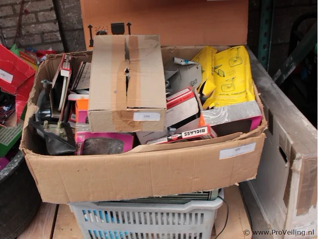 Doos met diverse onderdelen - afbeelding 1 van  2
