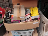 Doos met diverse onderdelen - afbeelding 1 van  2