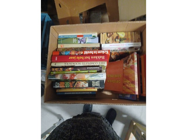 Doos met diversen kookboeken uit inboedel aantal 49 stuks. - afbeelding 2 van  5