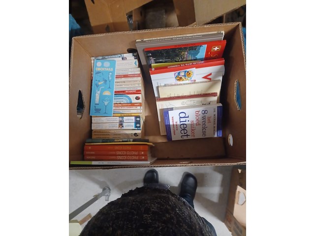 Doos met diversen kookboeken uit inboedel aantal 55 stuks. - afbeelding 1 van  5