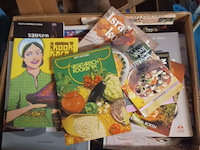 Doos met diversen kookboeken uit inboedel aantal 79 stuks. - afbeelding 4 van  7
