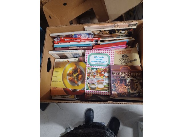 Doos met diversen kookboeken uit inboedel aantal 79 stuks. - afbeelding 6 van  7
