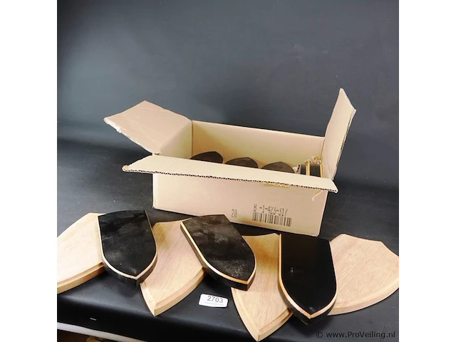 Doos met houten (jachttrofee) schilden - afbeelding 1 van  5