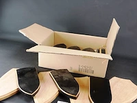 Doos met houten (jachttrofee) schilden - afbeelding 1 van  5