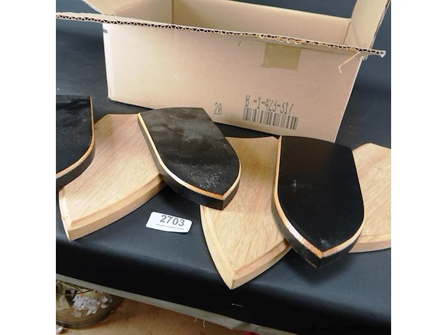 Doos met houten (jachttrofee) schilden - afbeelding 2 van  5