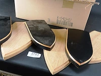 Doos met houten (jachttrofee) schilden - afbeelding 2 van  5