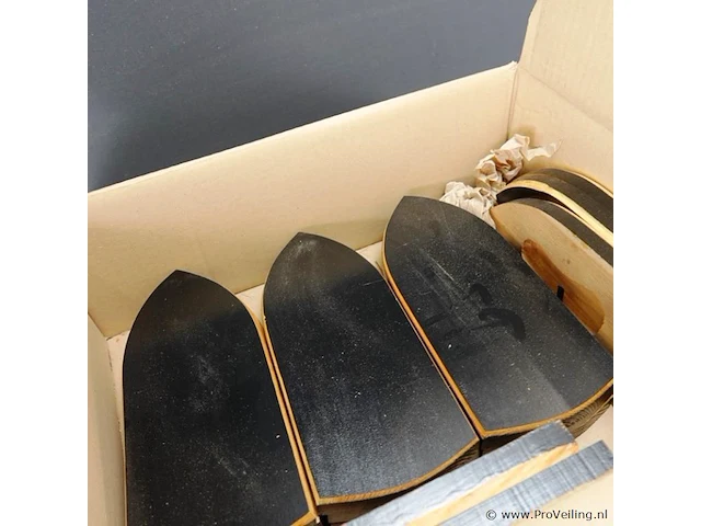 Doos met houten (jachttrofee) schilden - afbeelding 3 van  5
