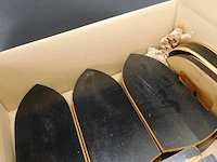 Doos met houten (jachttrofee) schilden - afbeelding 3 van  5