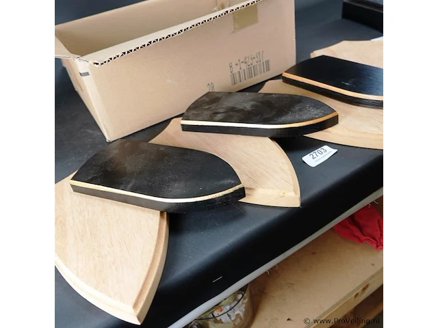 Doos met houten (jachttrofee) schilden - afbeelding 4 van  5