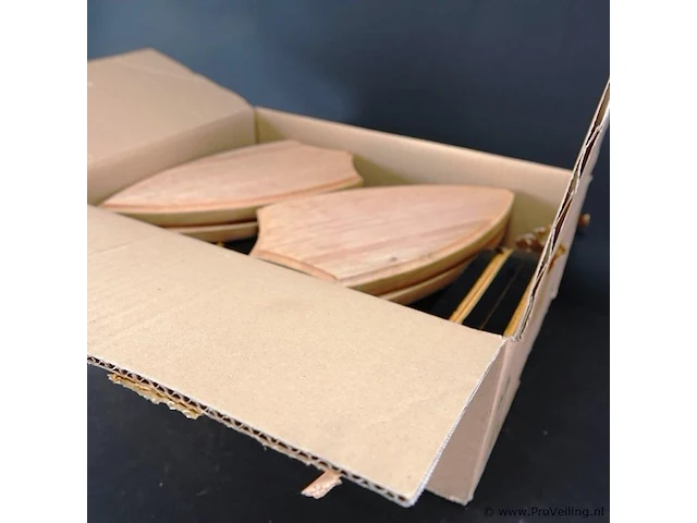 Doos met houten (jachttrofee) schilden - afbeelding 5 van  5