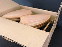 Doos met houten (jachttrofee) schilden - afbeelding 5 van  5