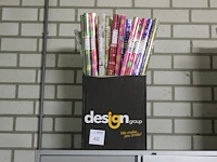 Doos met inpakpapier. totaal ca. 40 rollen - afbeelding 1 van  2