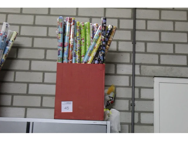 Doos met inpakpapier. totaal ca. 45 rollen - afbeelding 1 van  2