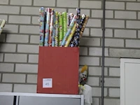 Doos met inpakpapier. totaal ca. 45 rollen - afbeelding 1 van  2