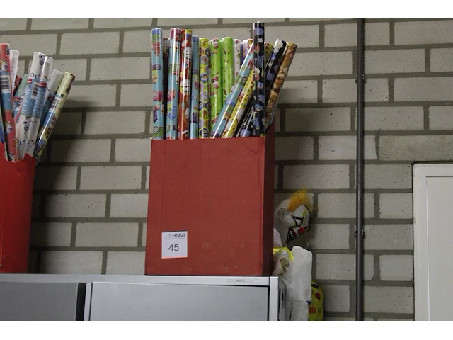 Doos met inpakpapier. totaal ca. 45 rollen - afbeelding 2 van  2