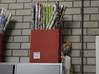 Doos met inpakpapier. totaal ca. 45 rollen - afbeelding 2 van  2