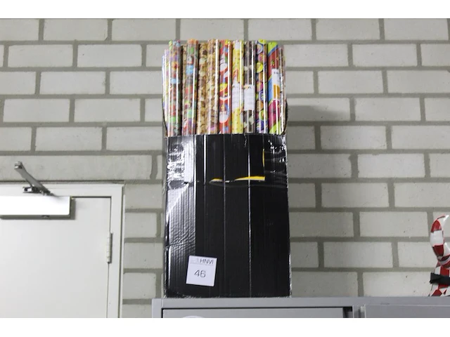 Doos met inpakpapier. totaal ca. 70 rollen - afbeelding 1 van  2