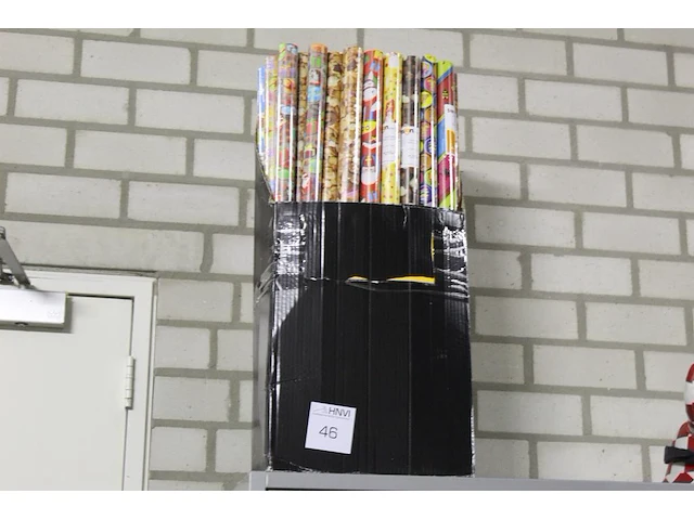 Doos met inpakpapier. totaal ca. 70 rollen - afbeelding 2 van  2