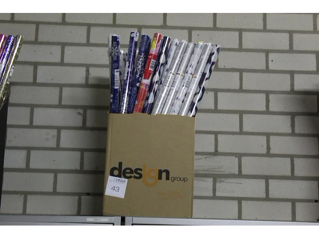 Doos met inpakpapier. totaal ca.48 rollen - afbeelding 1 van  2