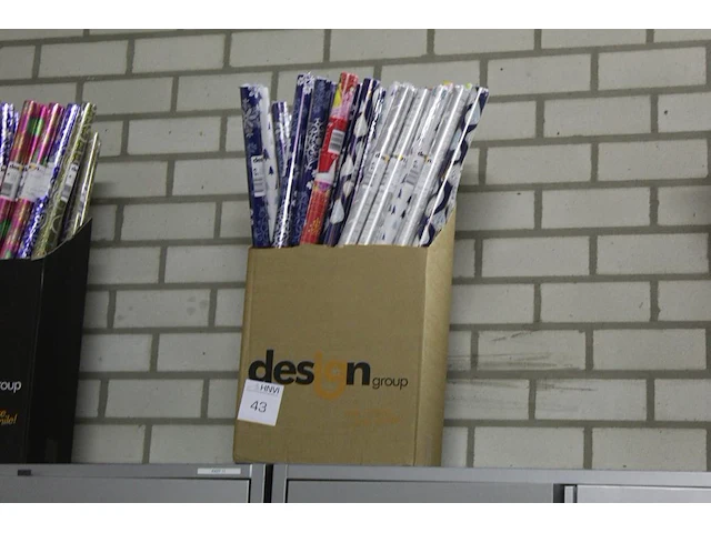 Doos met inpakpapier. totaal ca.48 rollen - afbeelding 2 van  2