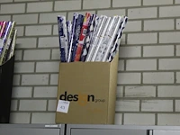 Doos met inpakpapier. totaal ca.48 rollen - afbeelding 2 van  2