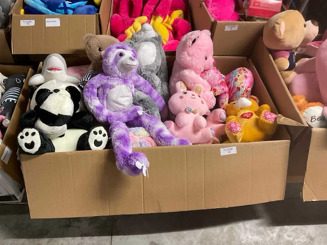 Doos met knuffels - afbeelding 1 van  11