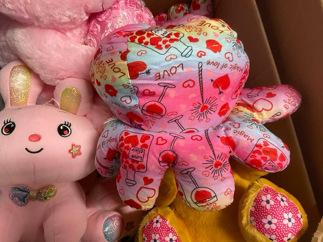 Doos met knuffels - afbeelding 10 van  11