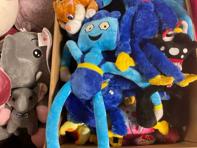 Doos met knuffels - afbeelding 3 van  10
