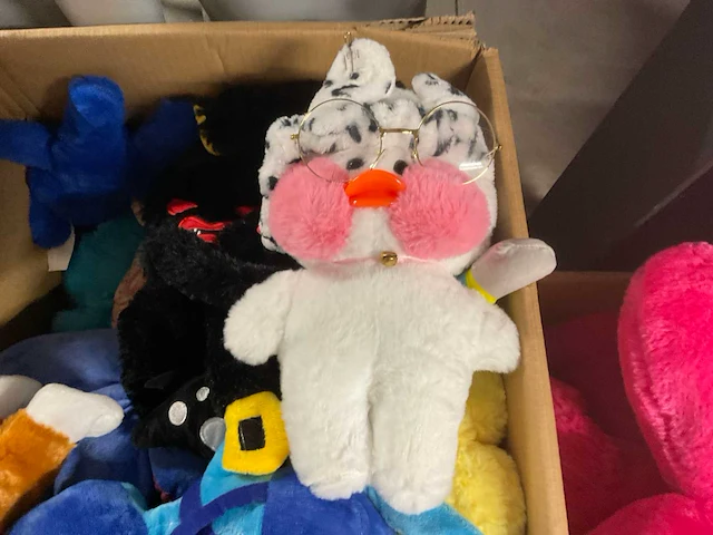 Doos met knuffels - afbeelding 7 van  10