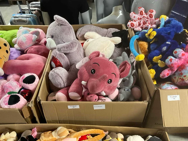 Doos met knuffels - afbeelding 1 van  6