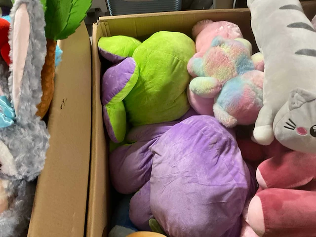 Doos met knuffels - afbeelding 6 van  6