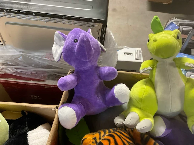 Doos met knuffels - afbeelding 2 van  12