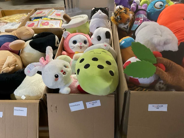 Doos met knuffels - afbeelding 1 van  7