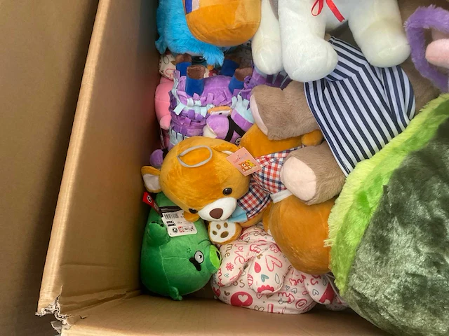Doos met knuffels - afbeelding 7 van  8
