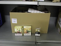 Doos met miniknijpers en kerst- en nieuwjaarskaarten met enveloppen in diverse soorten - afbeelding 1 van  3