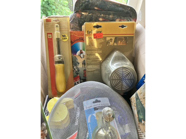 Doos met restanten, retour uit verkoop, meest huishoud. - afbeelding 3 van  11