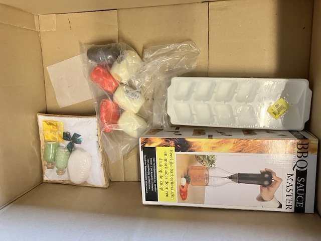 Doos met restanten, retour uit verkoop, meest huishoud. - afbeelding 1 van  11